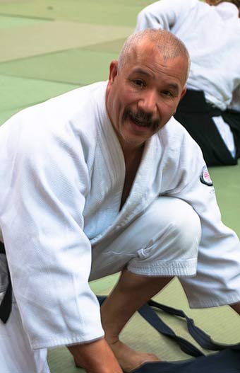 Jaff faltet seinen Hakama, nach einer Demonstration in Paris.